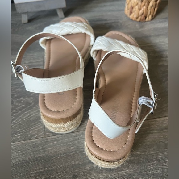 Cushionaire Mae Woven Espadrille Wedge Sandals in White & tan. Size 8.5 - Picture 4 of 8